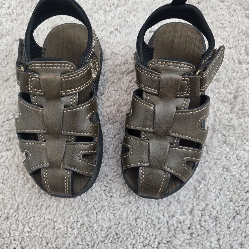 Kids Closed-Toe Sandals in Brown with Secure Strap